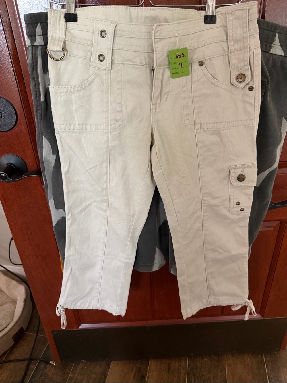 Revolt cream cargo pants/capri's NWOT size 9 $15